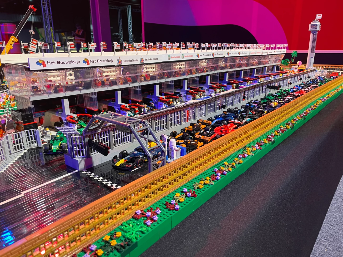 Een full size LEGO F1 circuit!