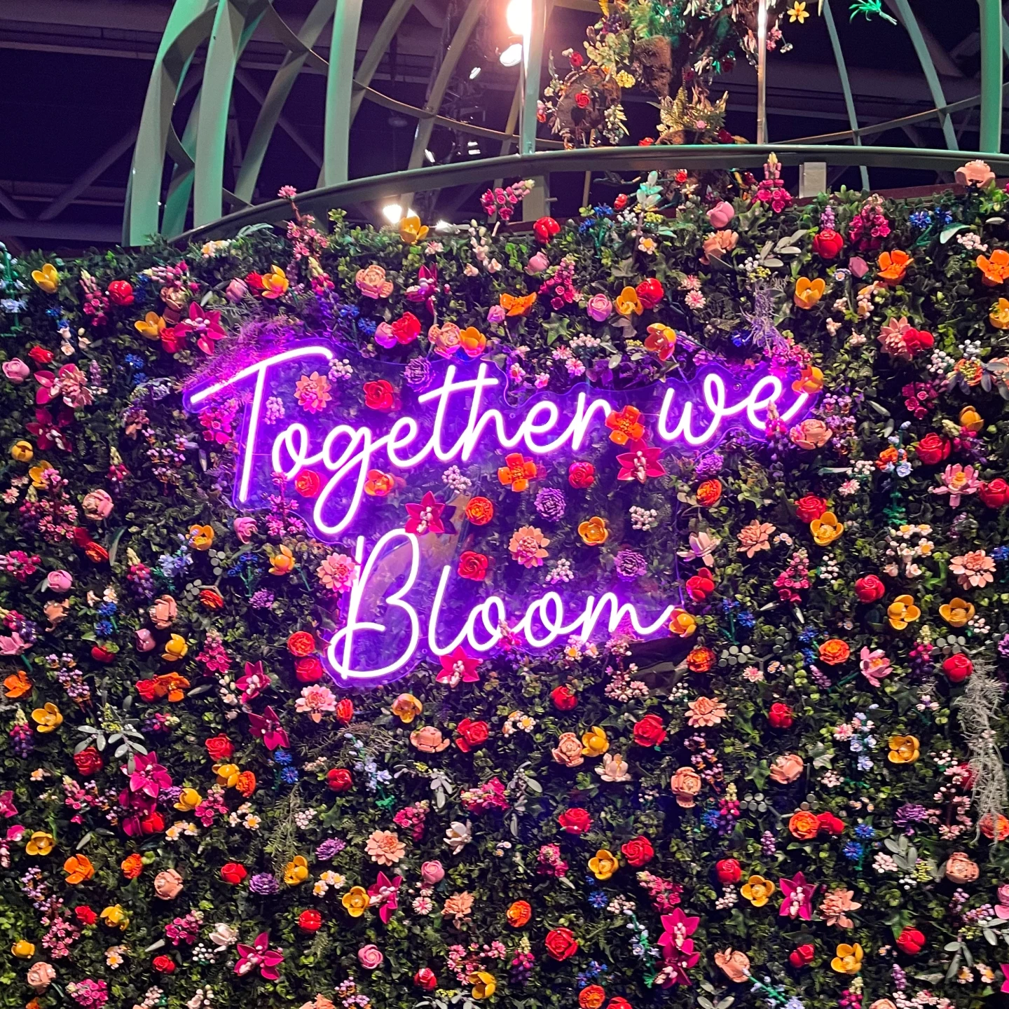 Together we Bloom, in een muur van LEGO bloemen