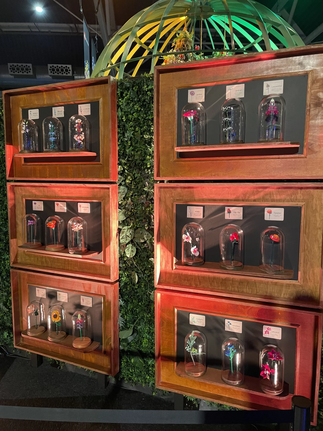 Elke LEGO bloem in een stulp met de naam erboven