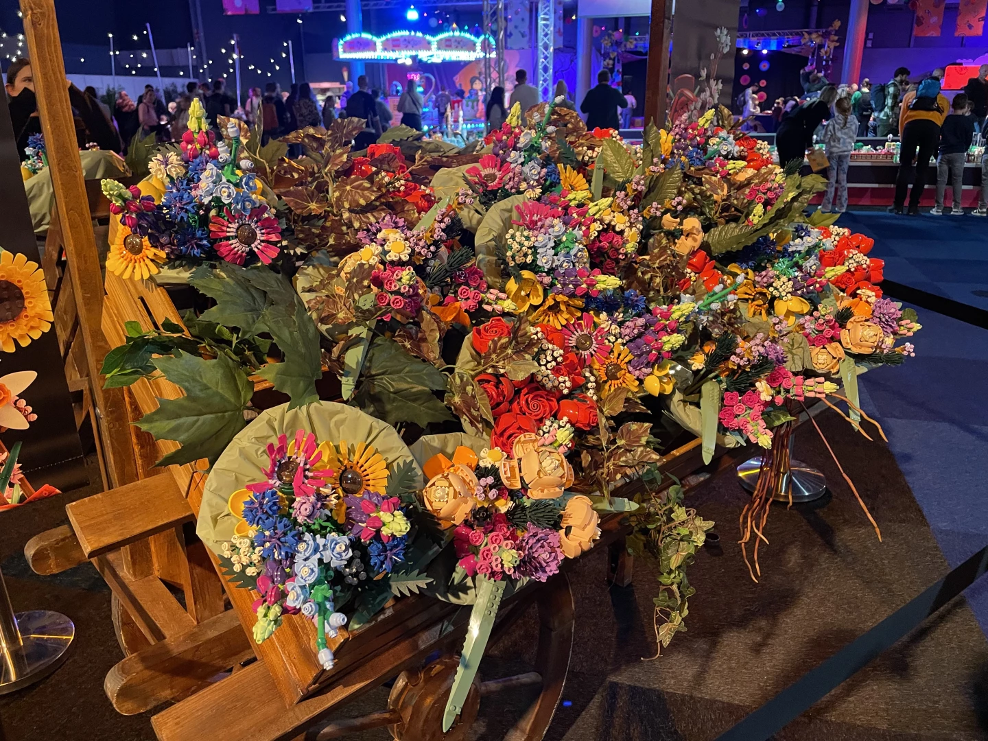 Een kar vol met prachtige LEGO Botanicals boeketten