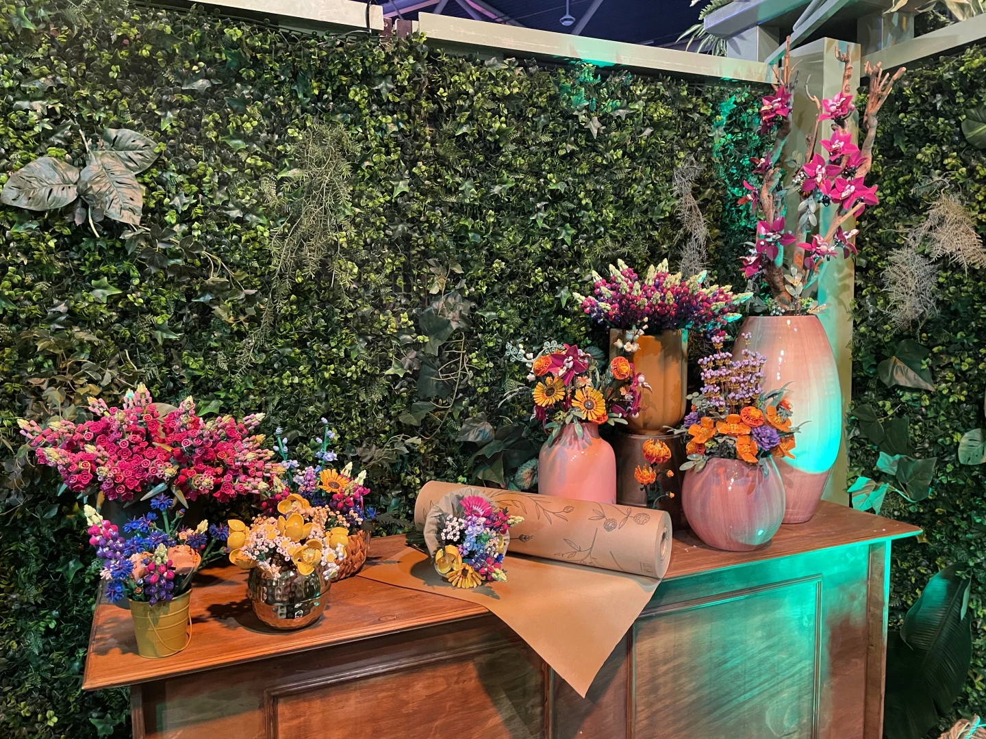 Een leuk decoratief samenspel van meerdere LEGO boeketten