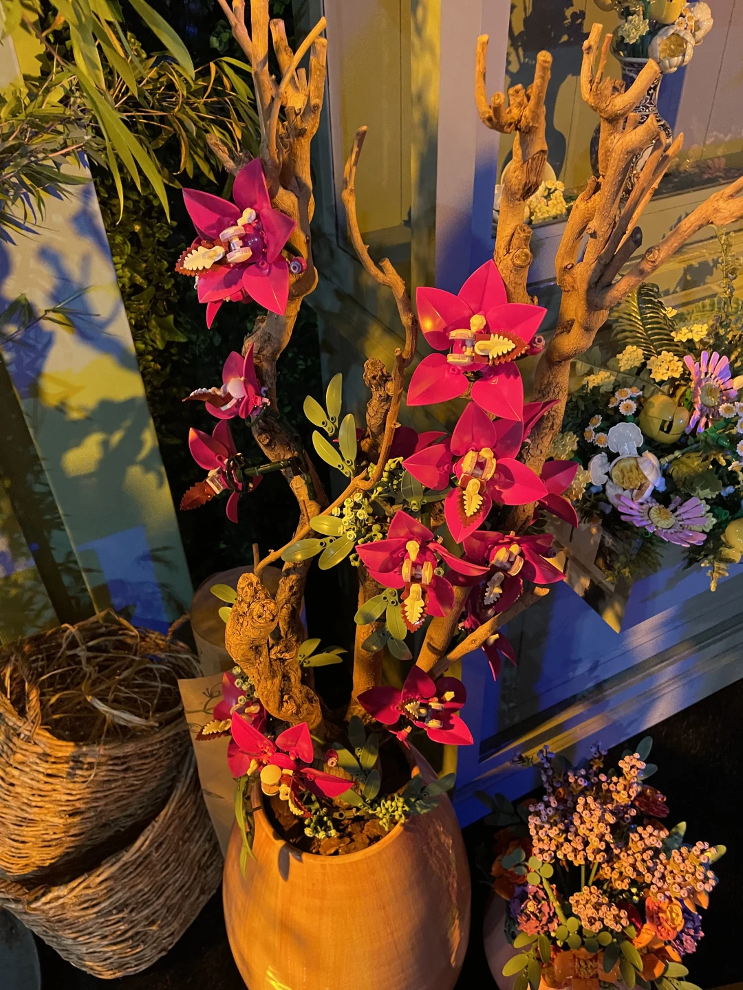 Campanula's gelijmd op oude houten takken, een leuk DIY idee!