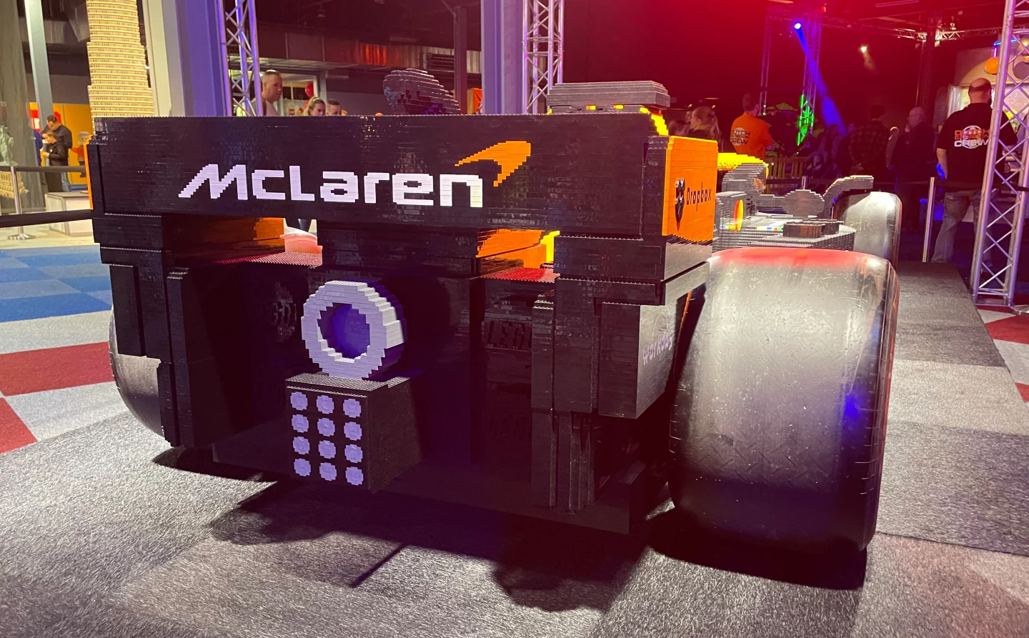 Er stonden 2 volledig nagebouwd LEGO F1 wagens, waaronder deze McLaren