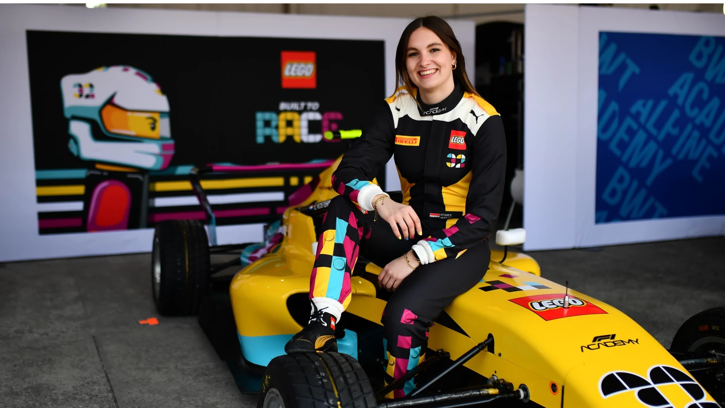 Nederlandse Esmee Kosterman rijdt met LEGO Racing op Zandvoort