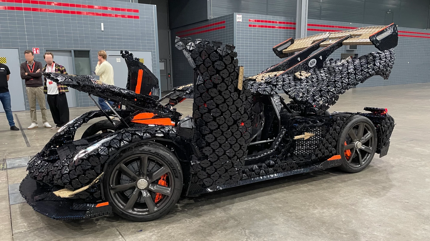 Levensgrote LEGO Technic Koenigsegg Sadair's Spear met geopende deuren tijdens de sneakpreview van LEGO World 2026