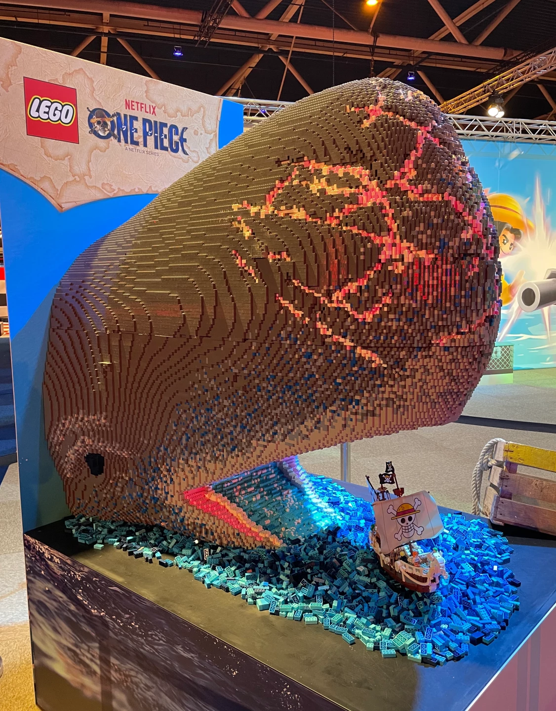 Enorme LEGO-sculptuur van walvis Laboon uit ONE PIECE tijdens LEGO World 2026