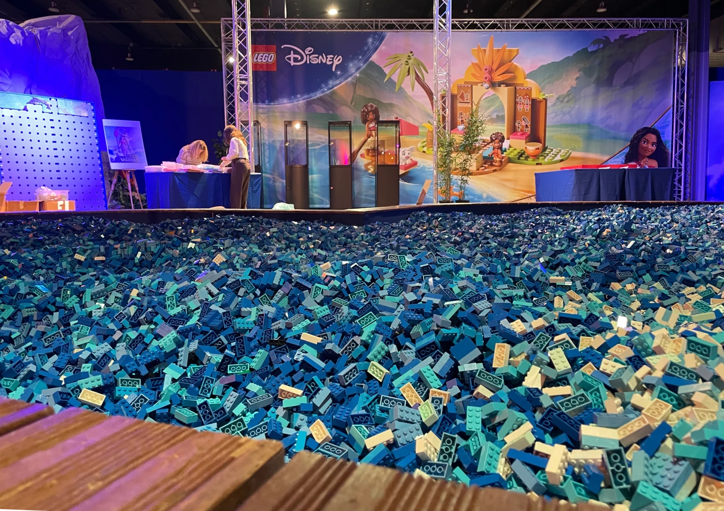 Enorme bak vol blauwe en turquoise LEGO-stenen bij de Disney Vaiana-zone op LEGO World 2026