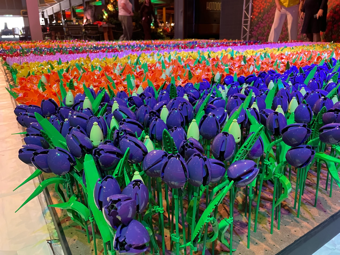 Kleurrijk tulpenveld met 13.000 LEGO tulpen tijdens LEGO World 2026 in Utrecht
