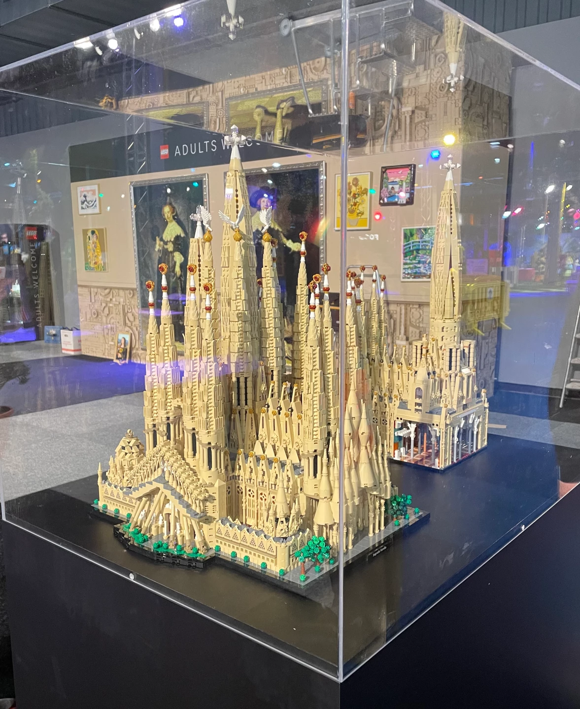 LEGO Architecture Sagrada Fam&iacute;lia 21065 tentoongesteld in een vitrine tijdens LEGO World 2026