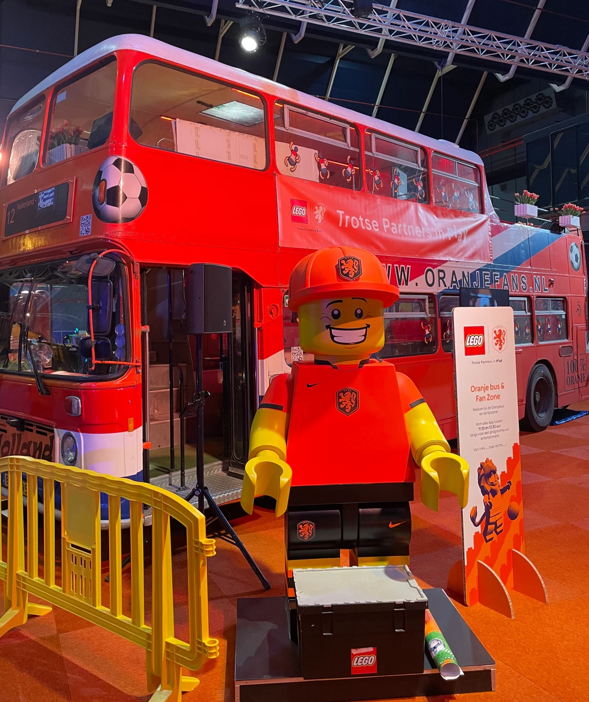 Oranjebus en levensgrote LEGO-voetbalfan in de KNVB-zone van LEGO World 2026