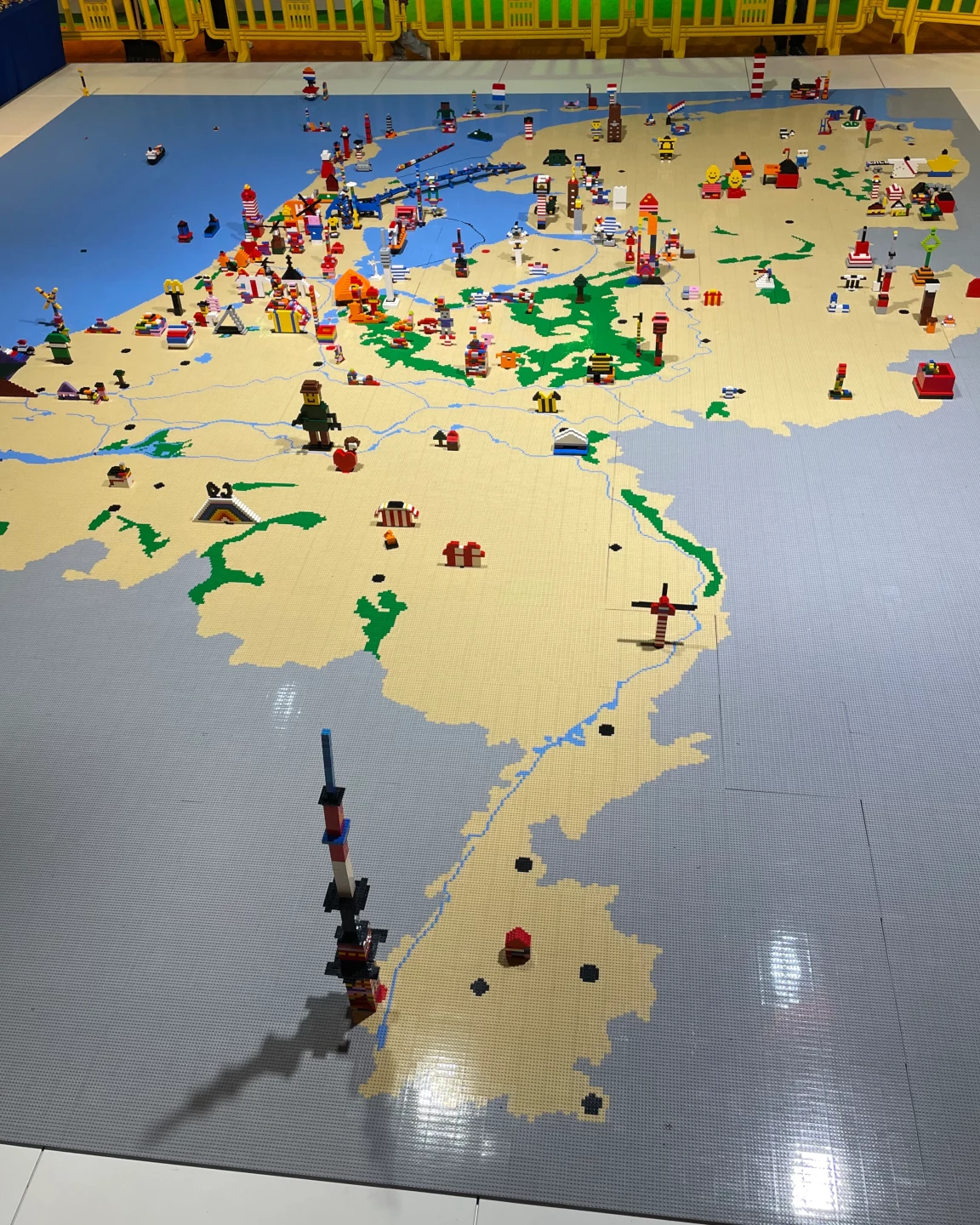 Grote LEGO-kaart van Nederland waarop bezoekers hun eigen bouwwerken laten plaatsen