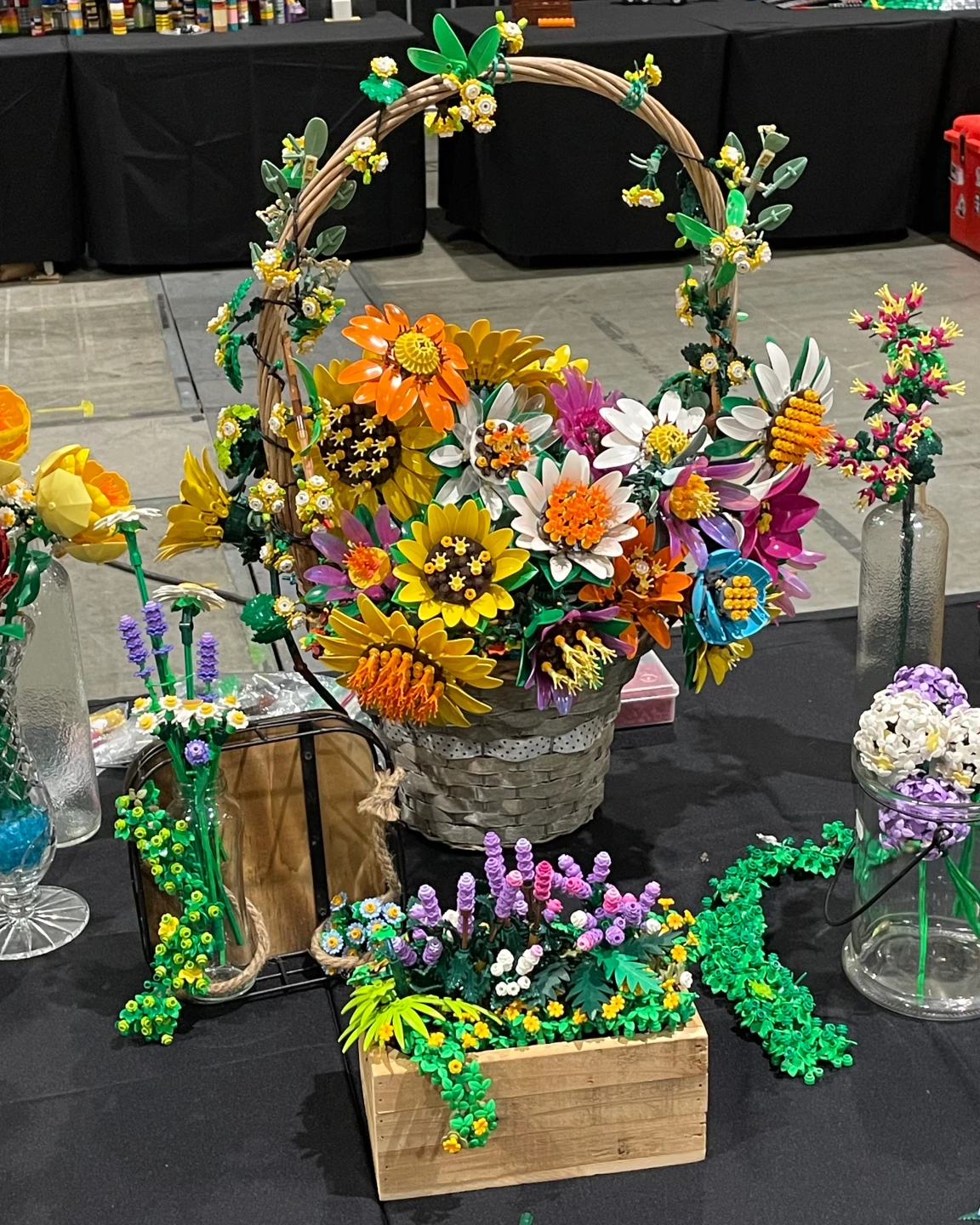 Kleurrijke bloemenmand met zelfontworpen LEGO-bloemen op LEGO World 2026