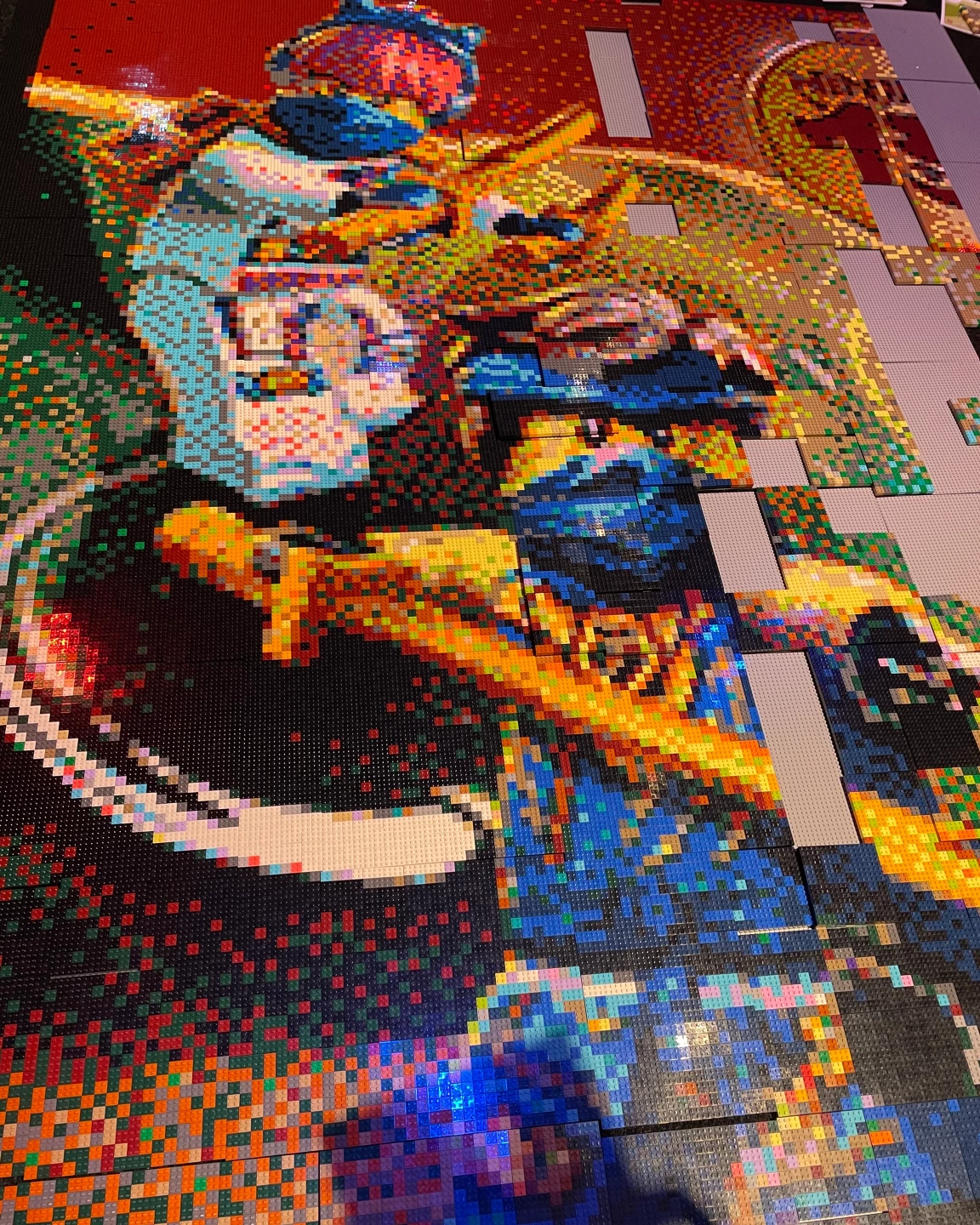 Gigantisch kleurrijk LEGO-moza&iuml;ek in aanbouw tijdens LEGO World 2026