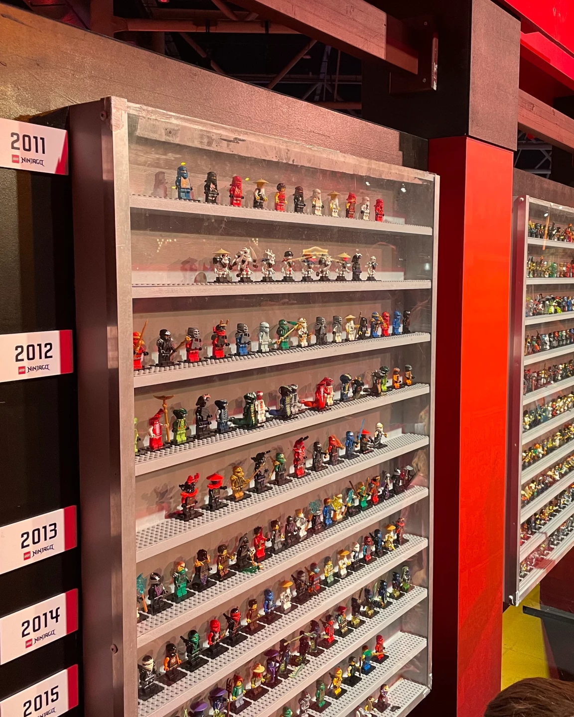 Wand met LEGO NINJAGO-minifiguren uit vijftien jaar NINJAGO tijdens LEGO World 2026