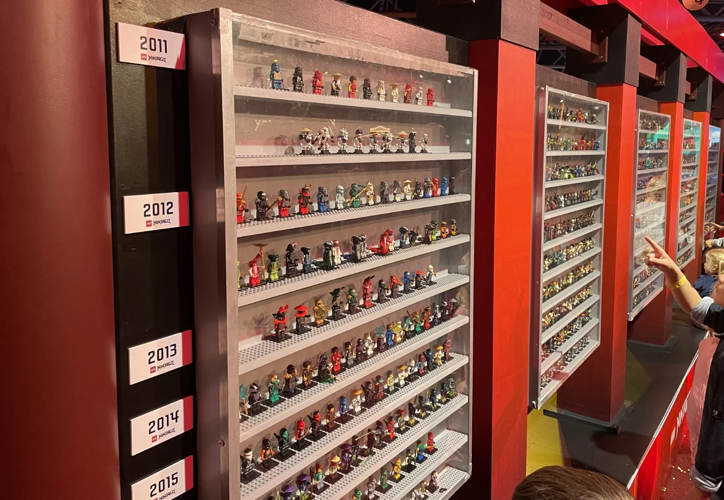 De NINJAGO wand met meer dan 100 minifiguren