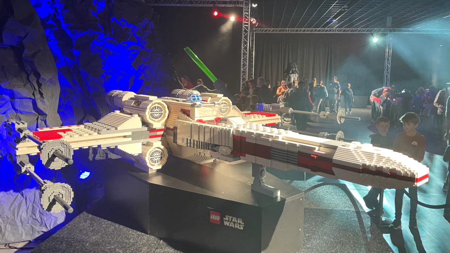 Een gigantische LEGO X-Wing uit Star Wars