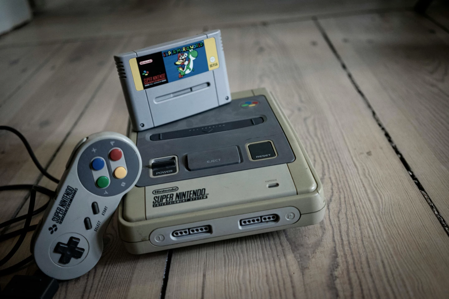 De Super Nintendo met de game Super Mario World