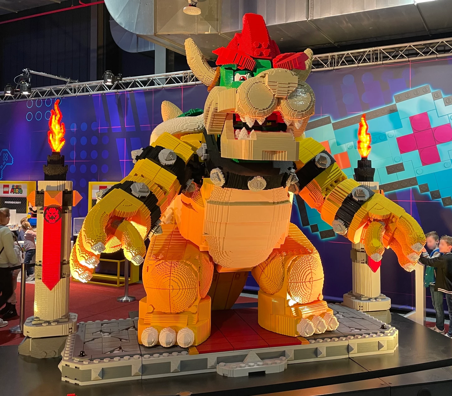 De mega grote Bowser was weer neergezet