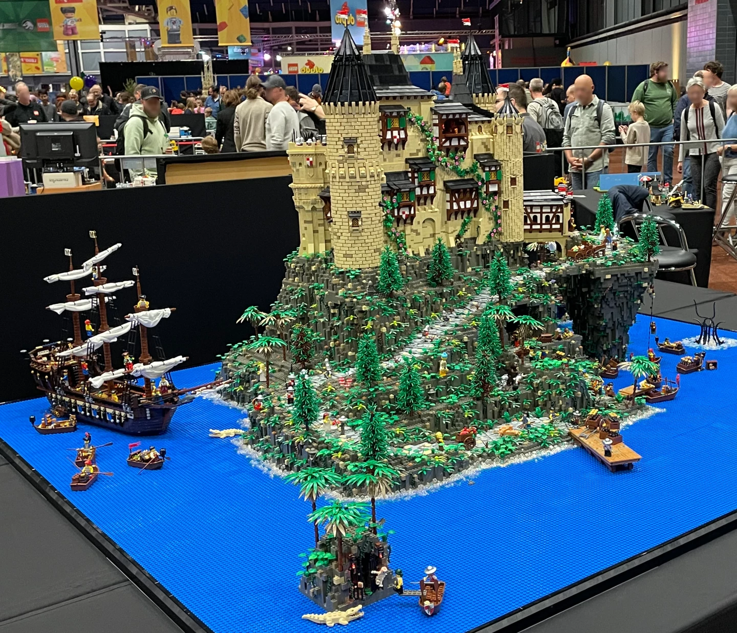 LEGO Fans bouwwerk: Het grote kasteel op de rots