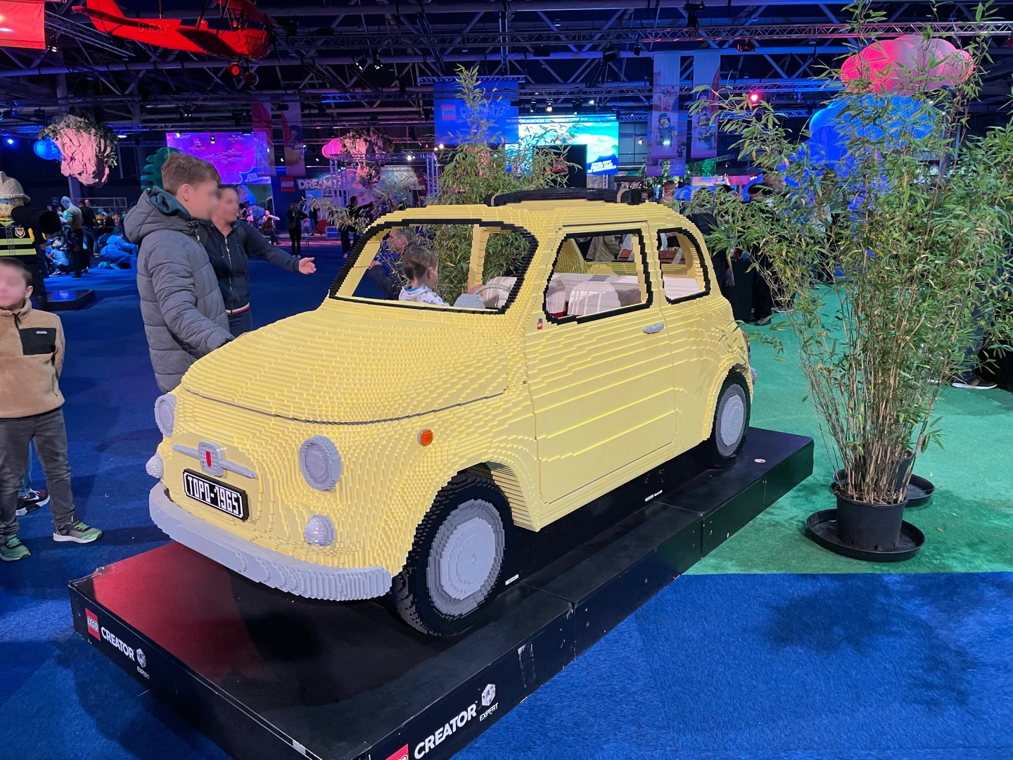 Even op de foto in de Fiat 500 van LEGO