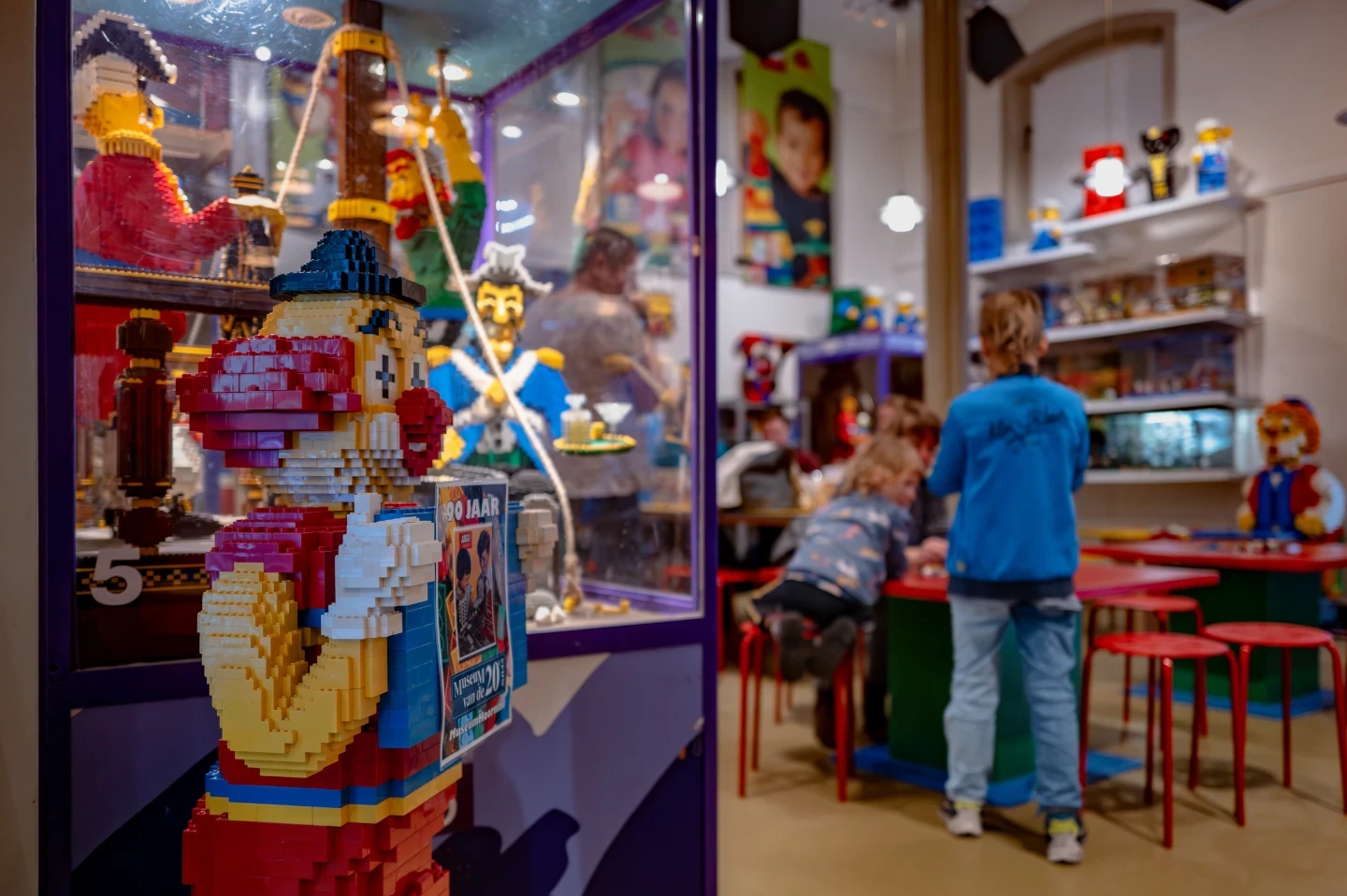 Volle vitrines en prachtige sculpturen van LEGO in Museum van de 20e Eeuw.