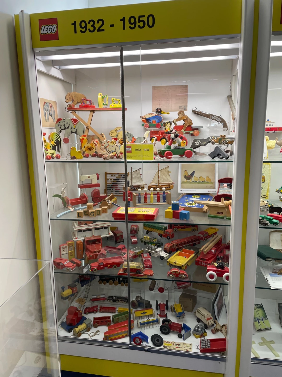 Een vitrine vol met LEGO speelgoed uit de periode 1932-1950