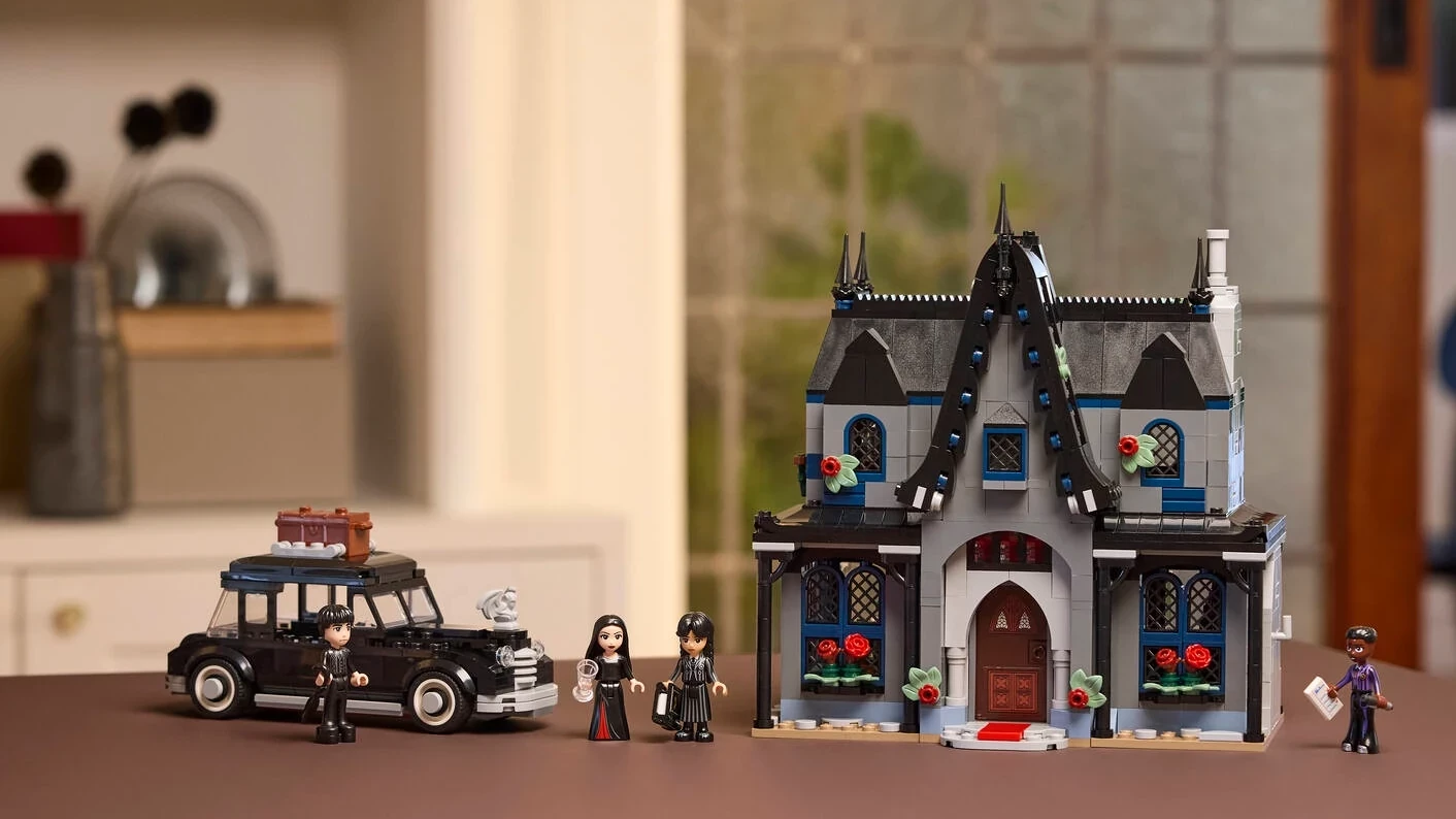 Wednesday in LEGO: Zwarte dahlia, Thing en Morticia’s huis
