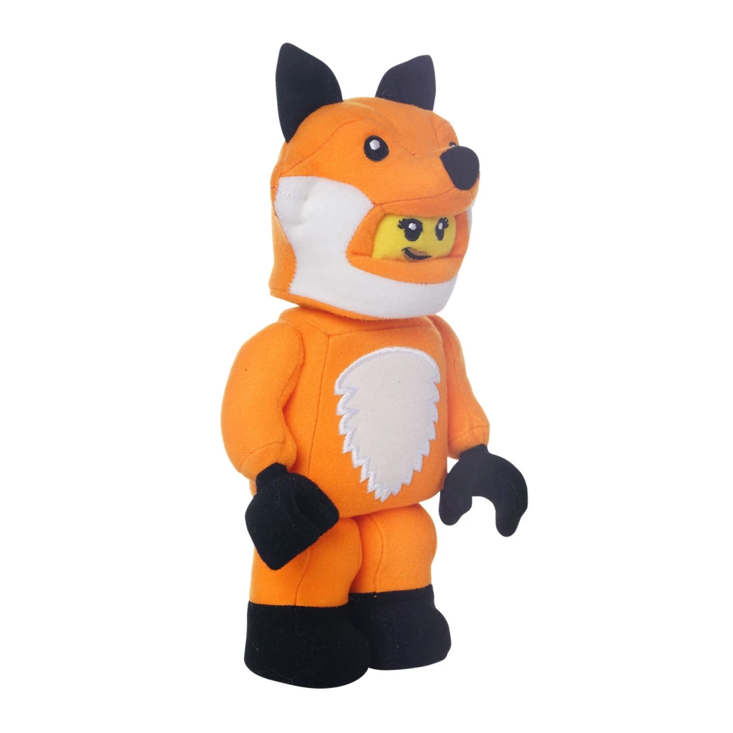 Meisje in vossenpak knuffel