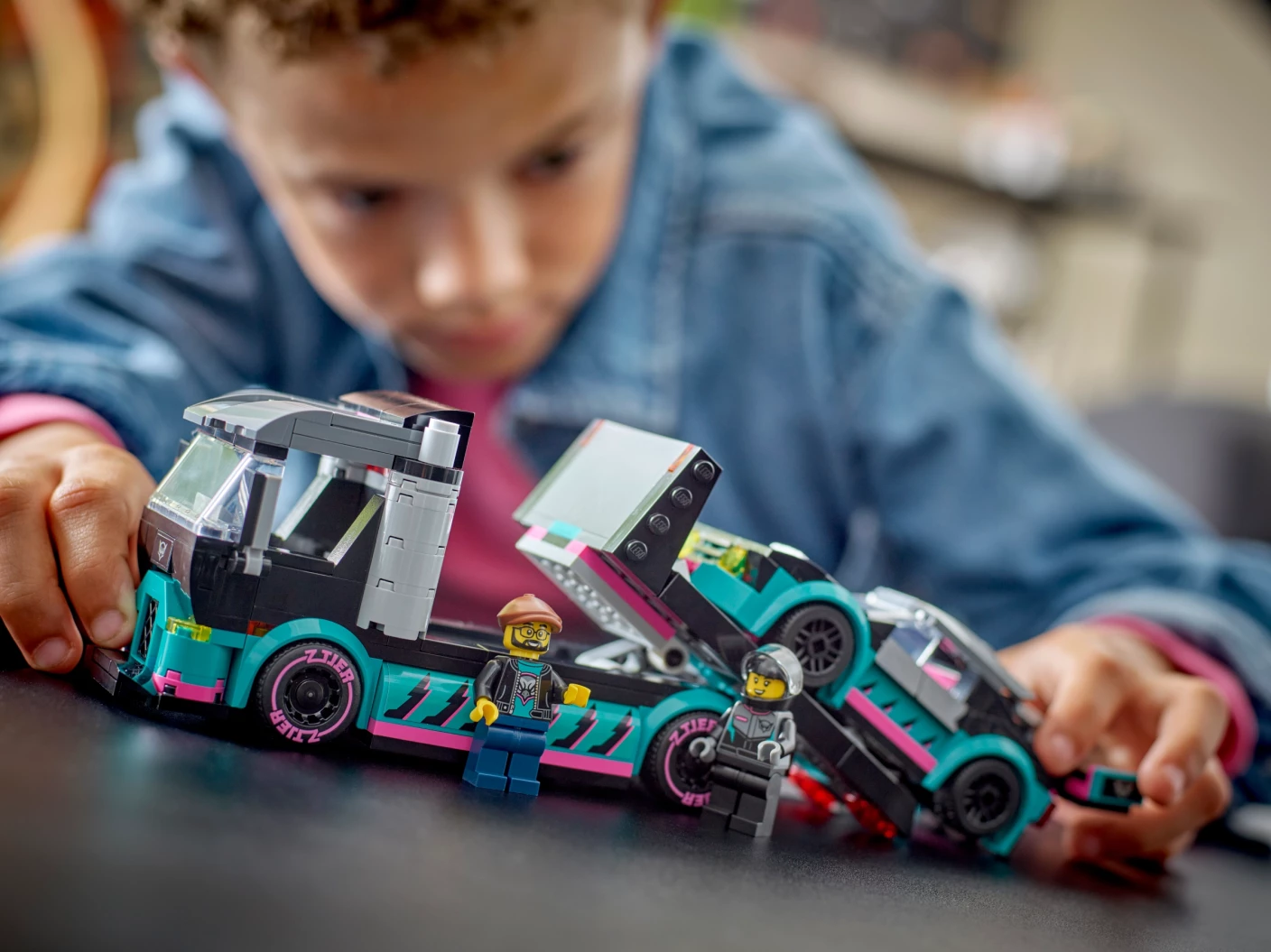 Raceauto en transporttruck