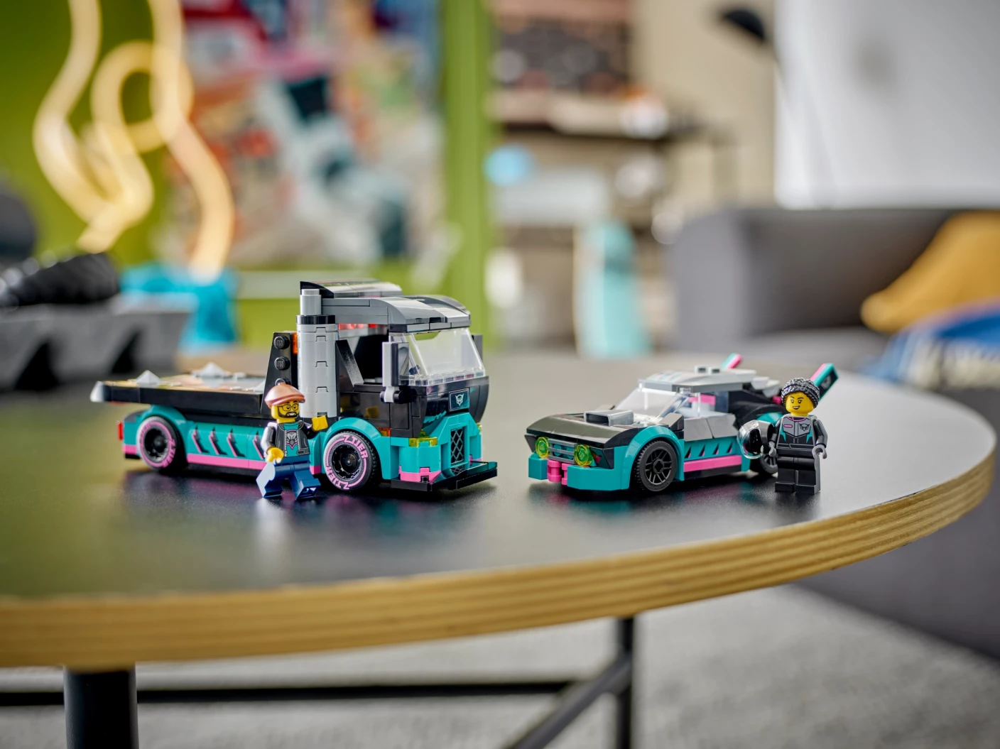 Raceauto en transporttruck