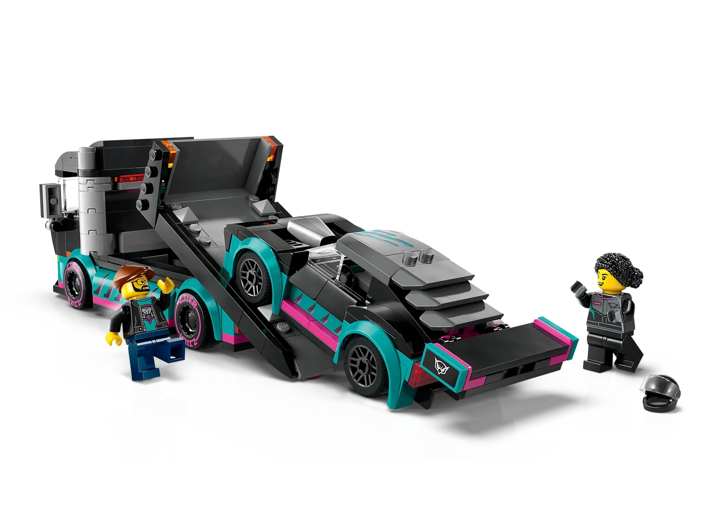 Raceauto en transporttruck