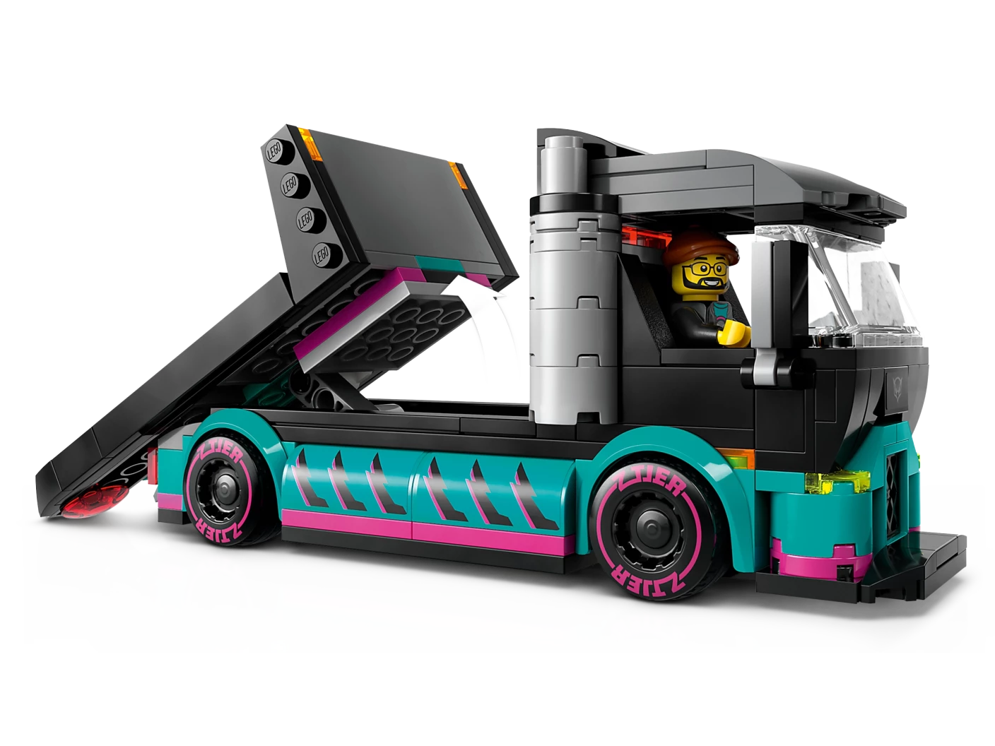Raceauto en transporttruck