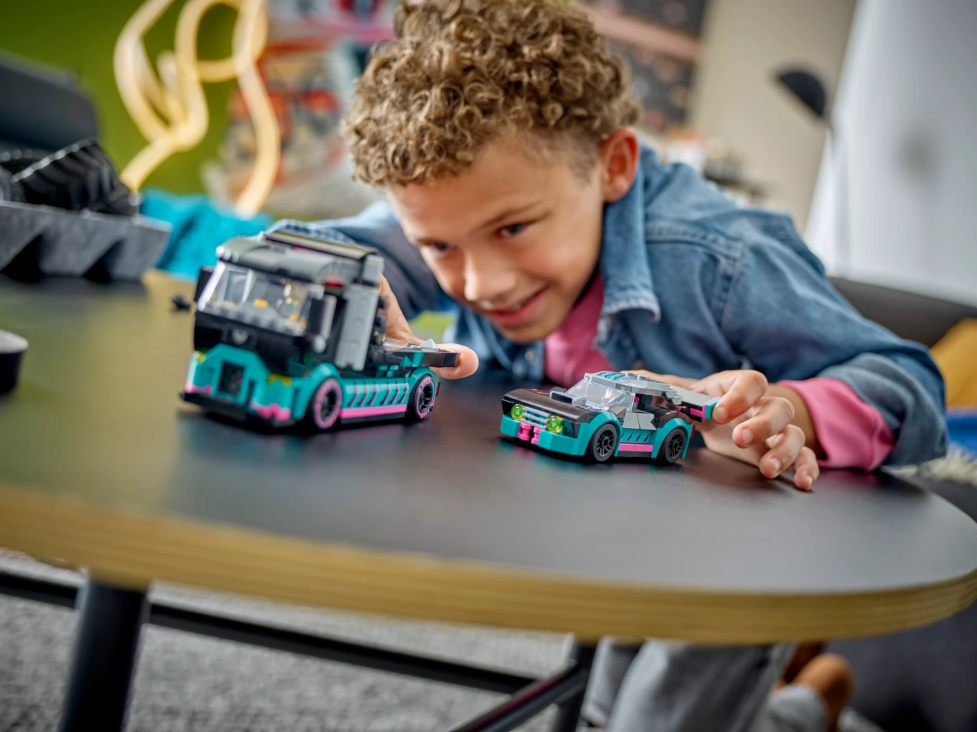 Raceauto en transporttruck