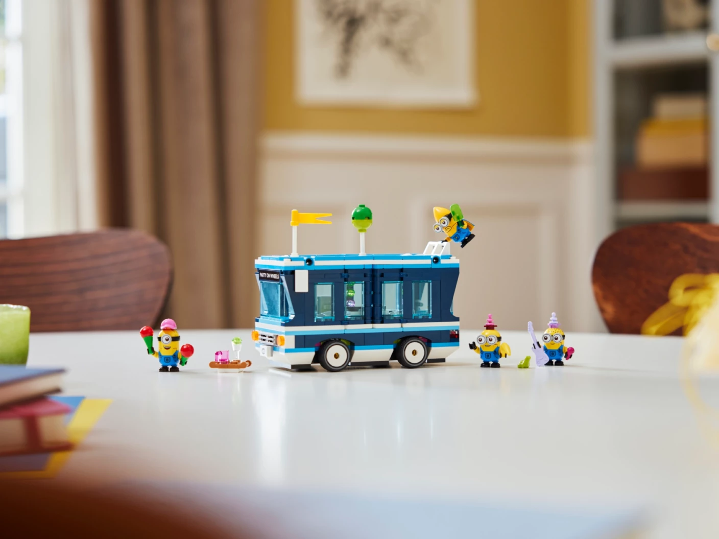 Muzikale feestbus van de Minions