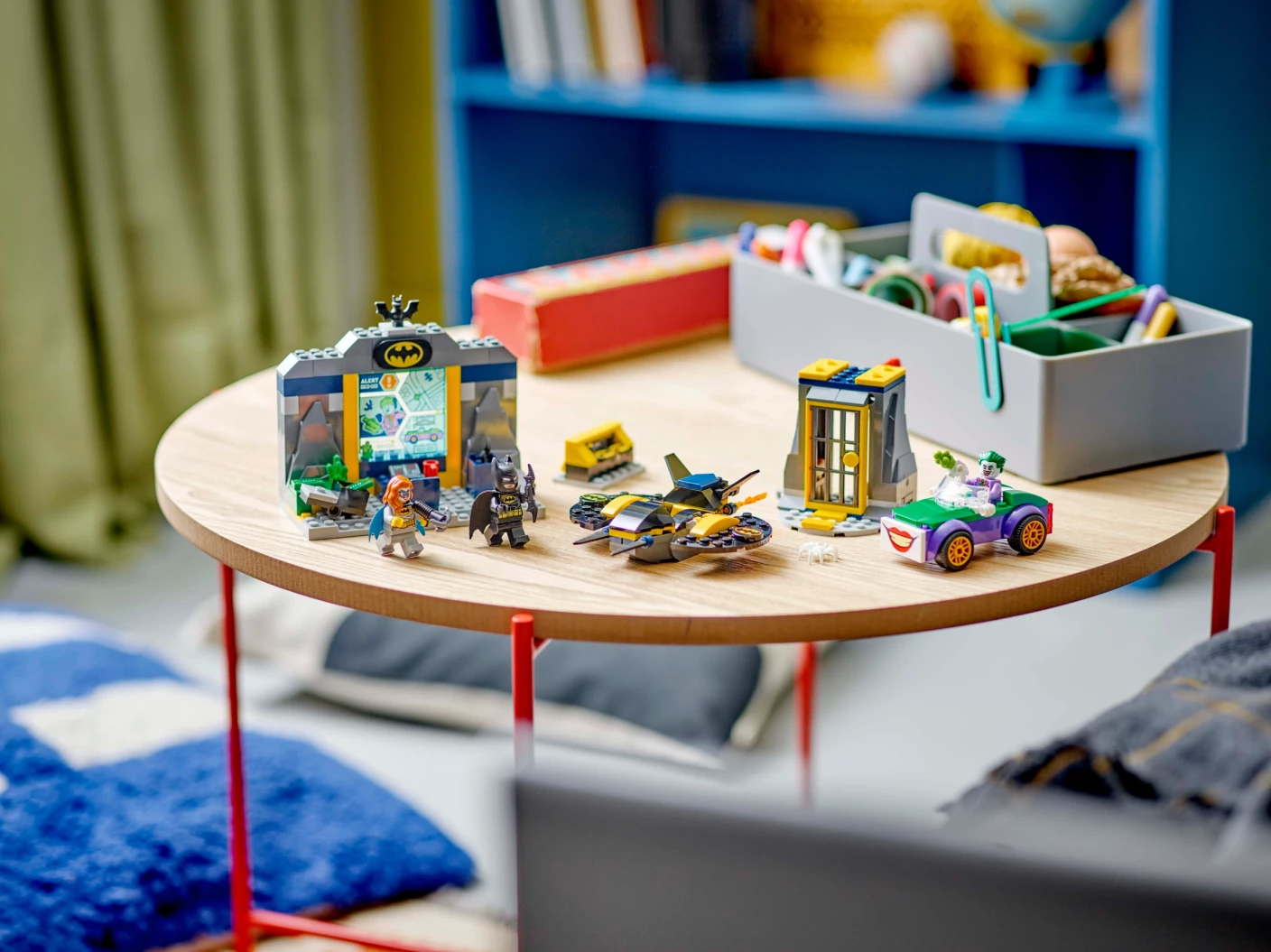 De Batcave™ met Batman™, Batgirl™ en The Joker™