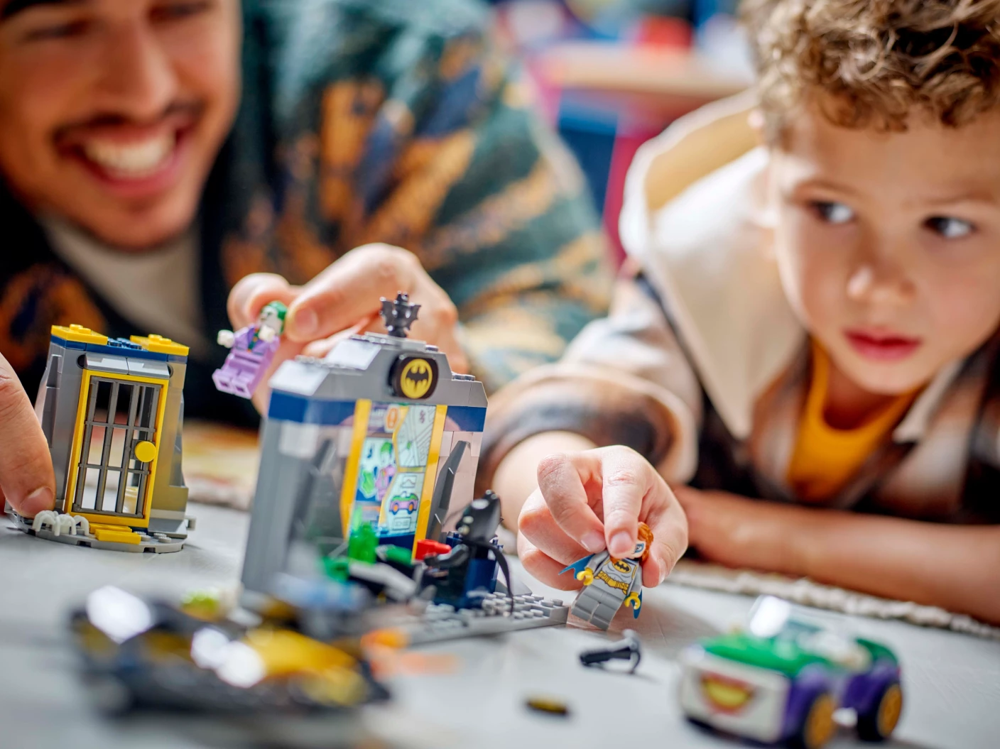 De Batcave™ met Batman™, Batgirl™ en The Joker™