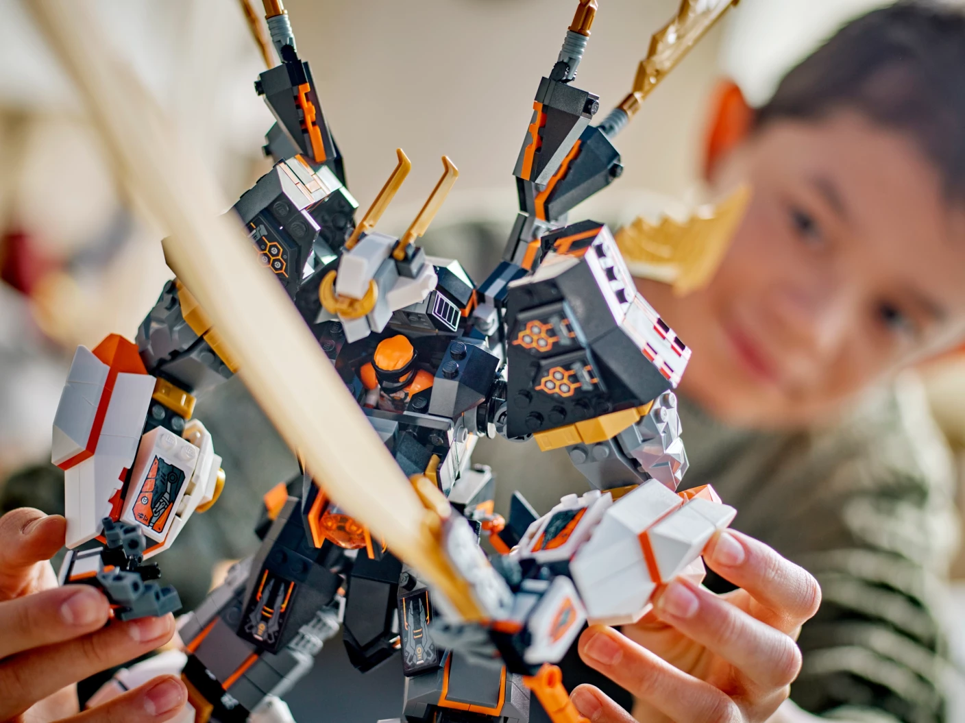 Cole's reusachtige drakenmecha