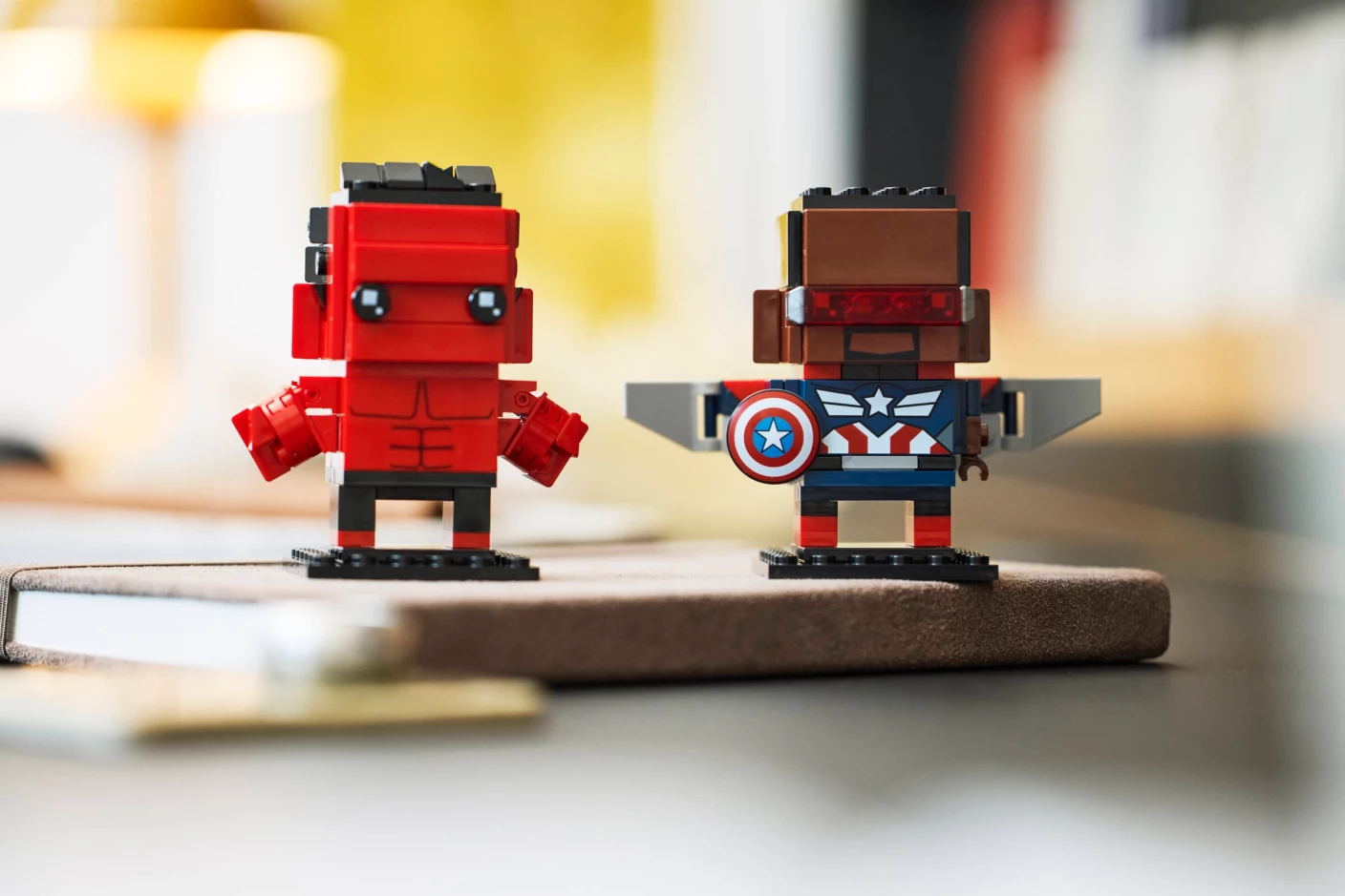 Captain America en Rode Hulk figuren