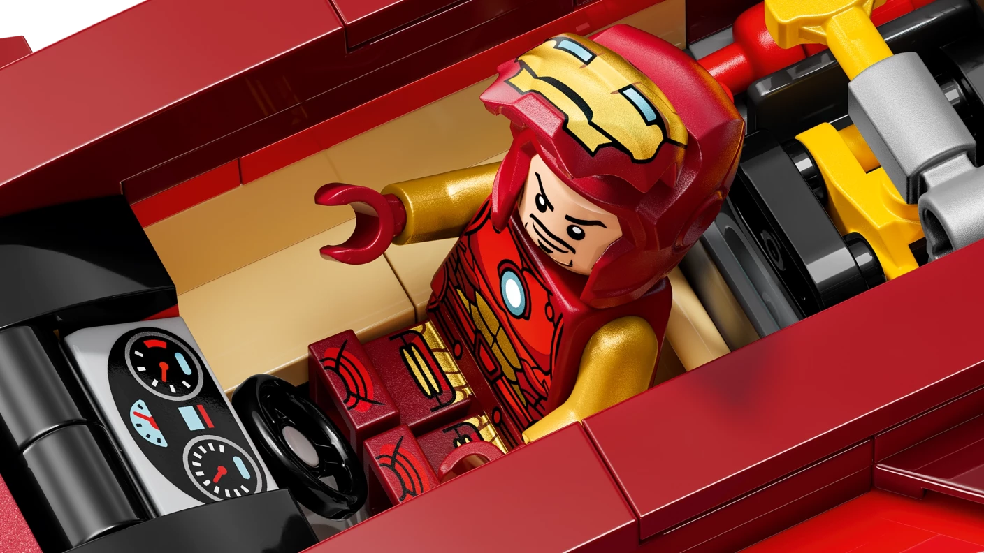 Iron Mans auto en Black Panther vs. Rode Hulk