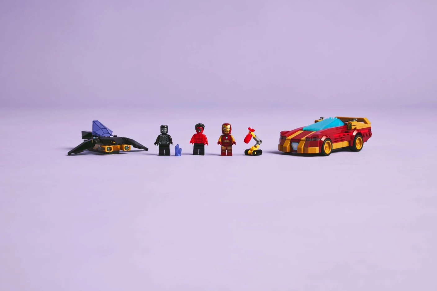 Iron Mans auto en Black Panther vs. Rode Hulk