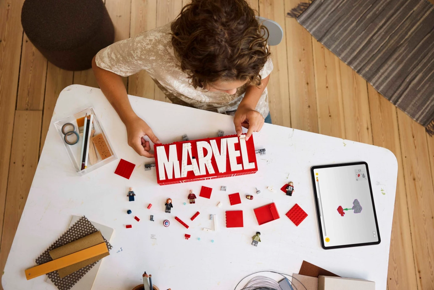 MARVEL logo en minifiguren