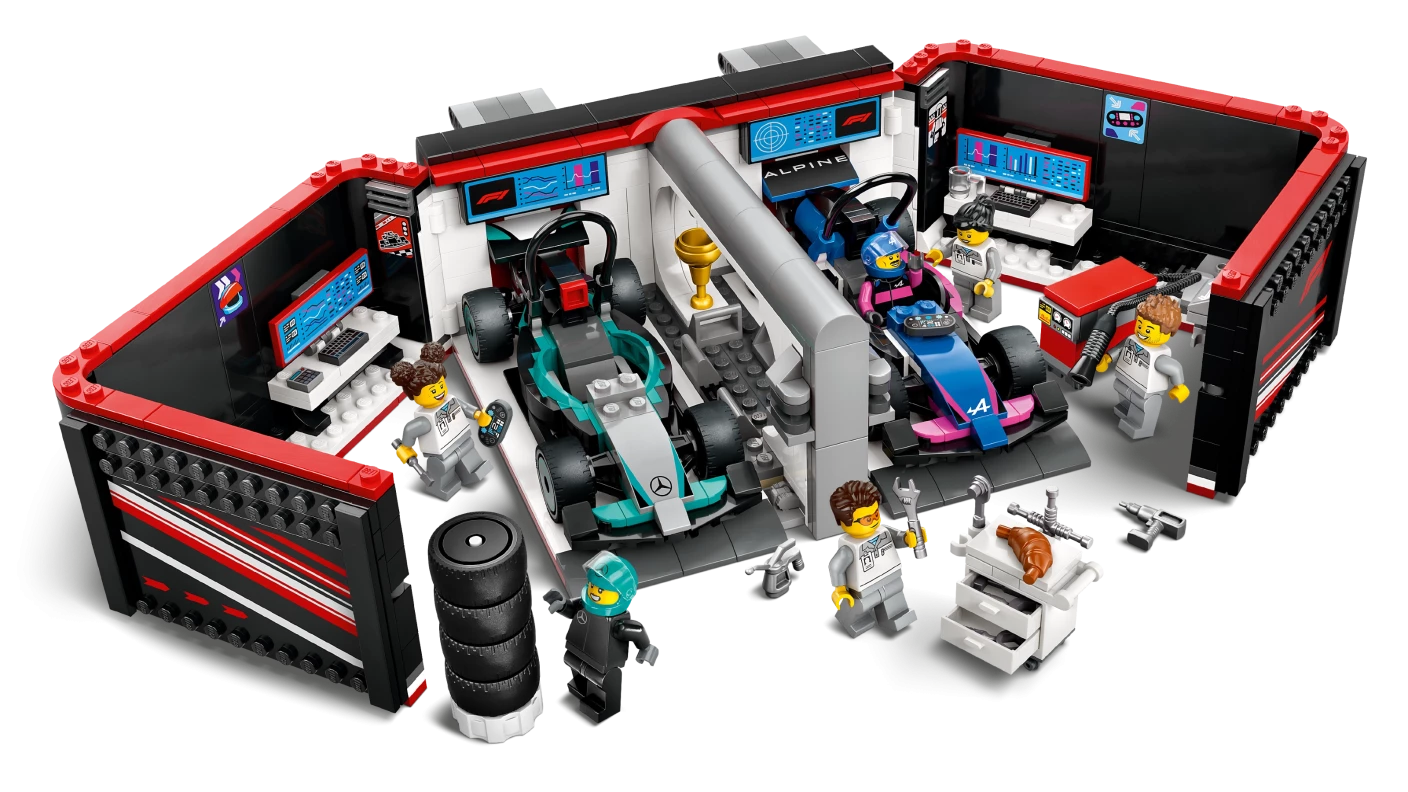 F1® garage met Mercedes-AMG en Alpine auto's