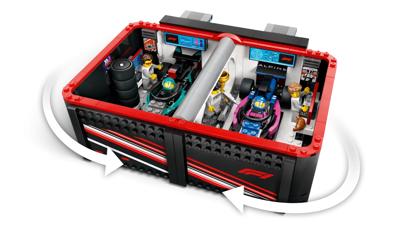 F1® garage met Mercedes-AMG en Alpine auto's