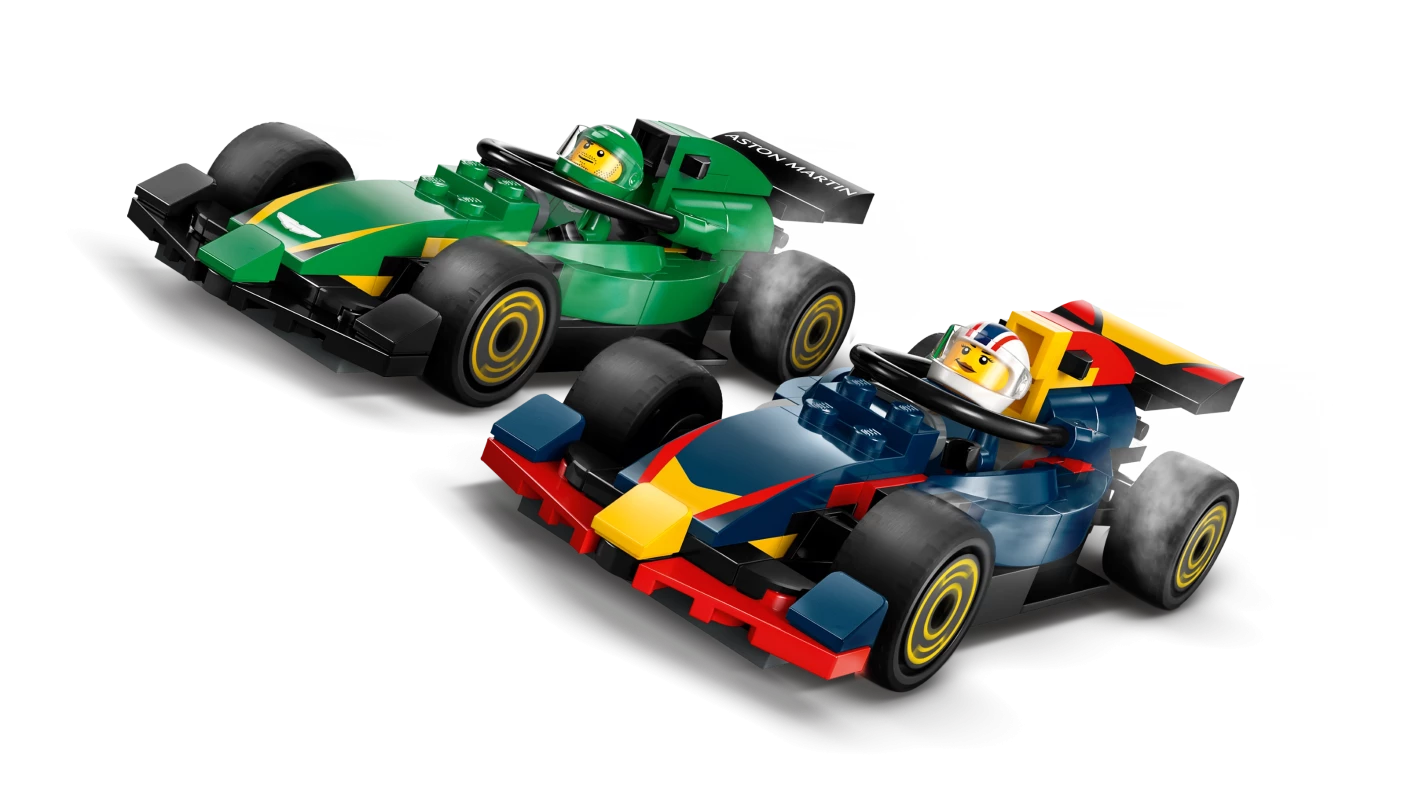 F1® truck met RB20 en AMR24 F1® auto's
