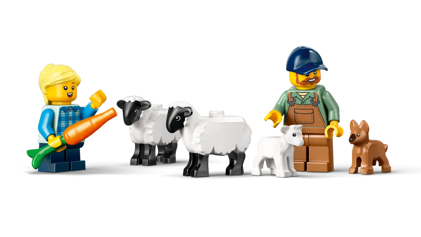 Rode tractor met aanhanger en schapen