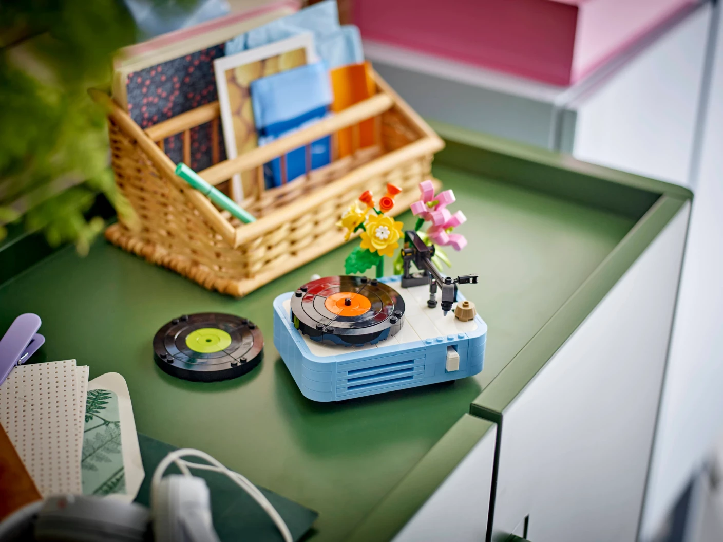 Platenspeler met bloemen