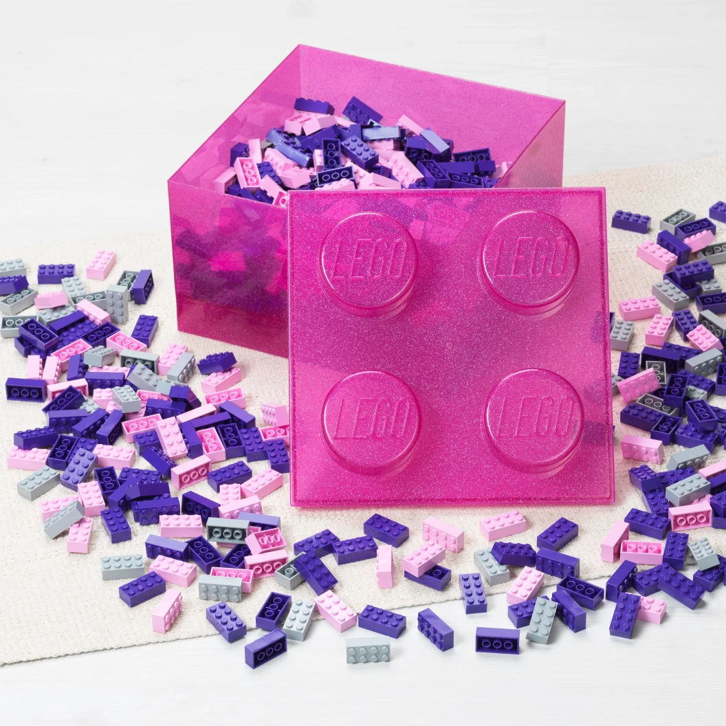 Roze doorzichtige opbergdoos in de vorm van een steen