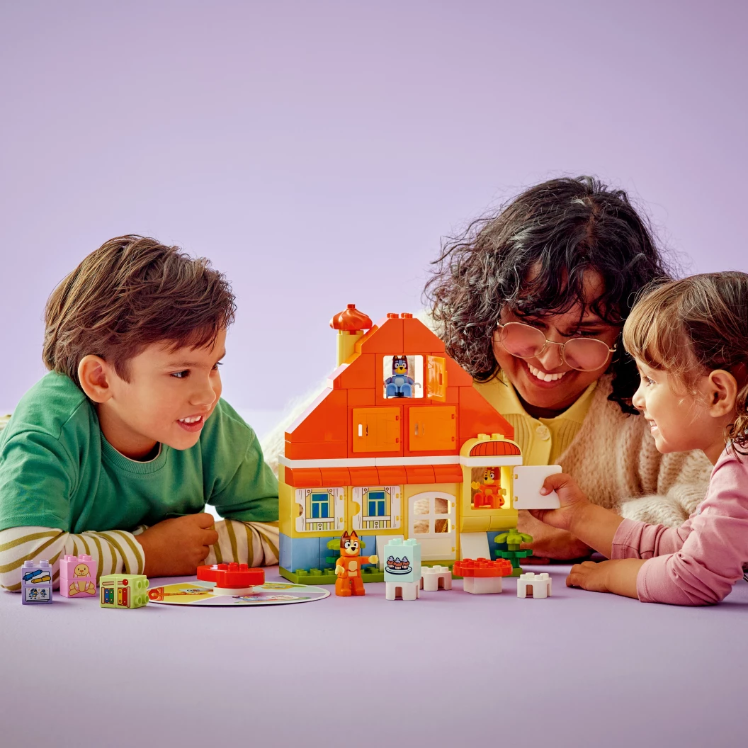 Huis van Bluey en haar familie met geheugenspel