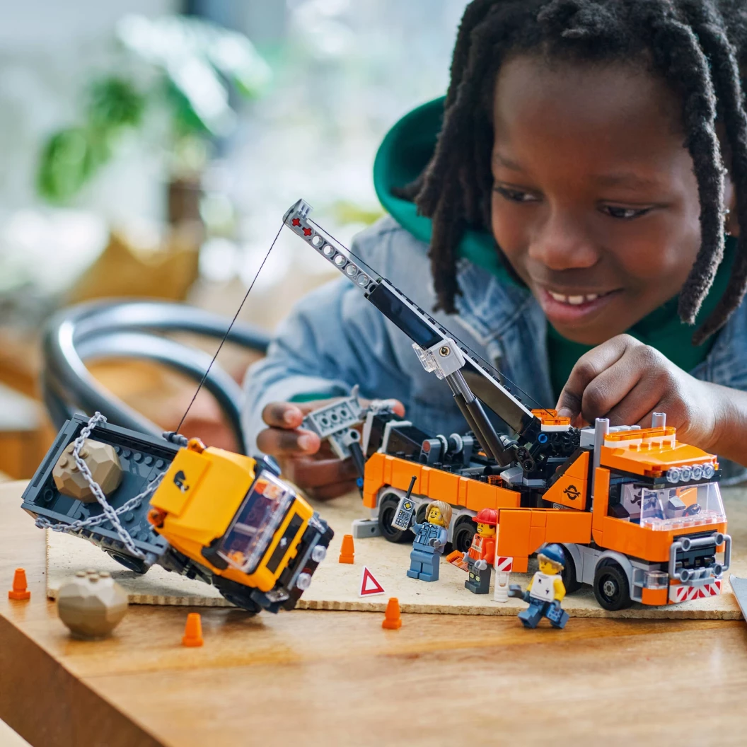 Zware sleepwagen met kraan