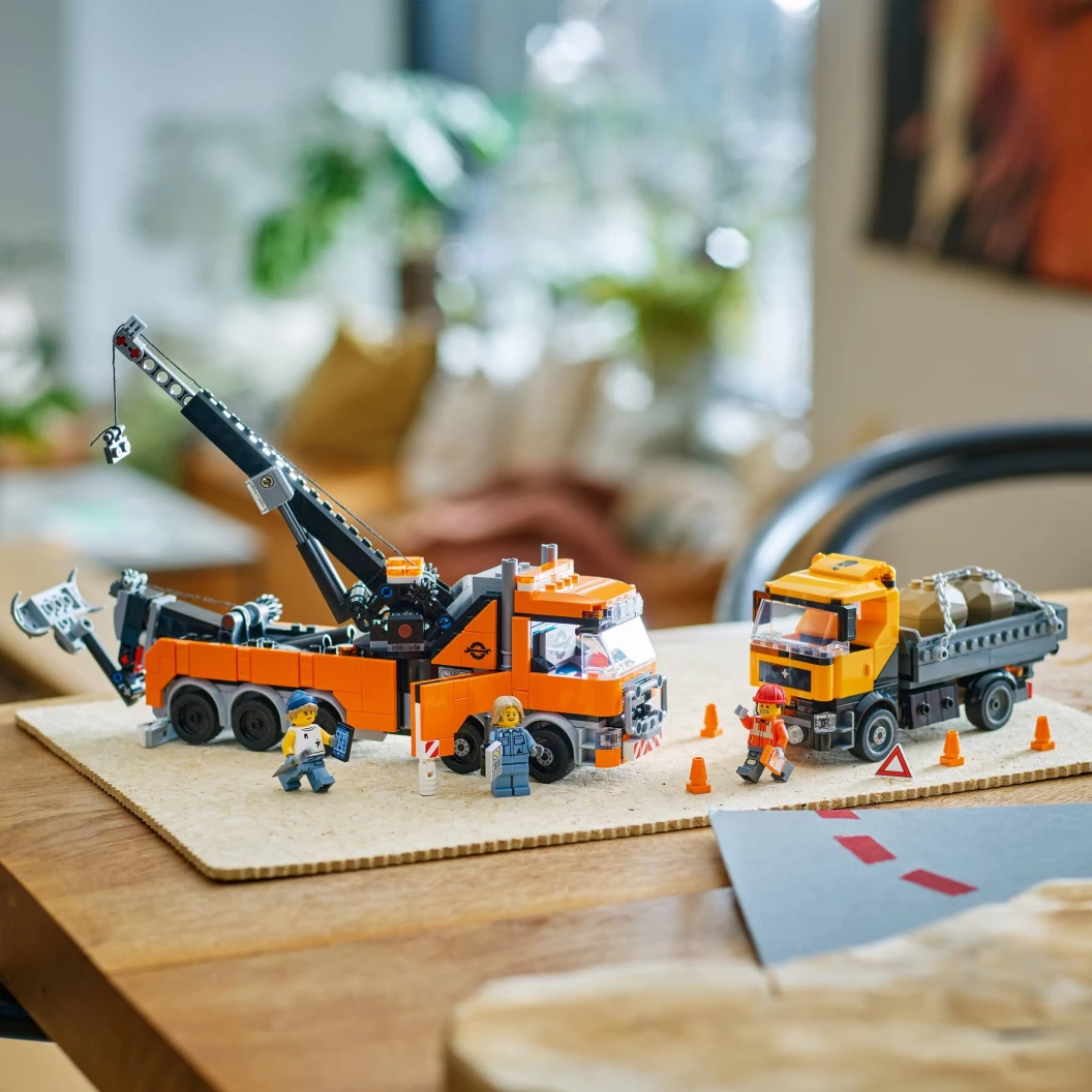 Zware sleepwagen met kraan